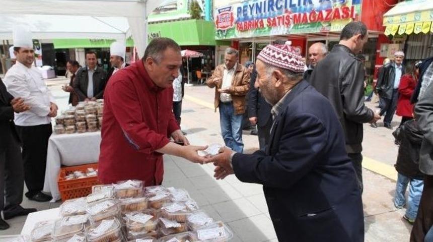 Belediye Başkanı Vatandaşlara Kandil Lokması Dağıttı