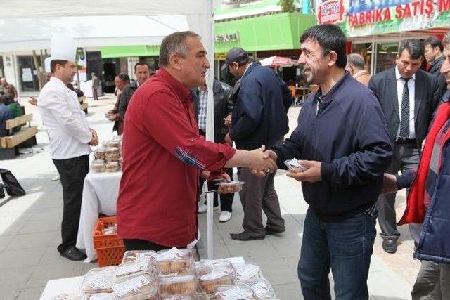 Belediye Başkanı Vatandaşlara Kandil Lokması Dağıttı