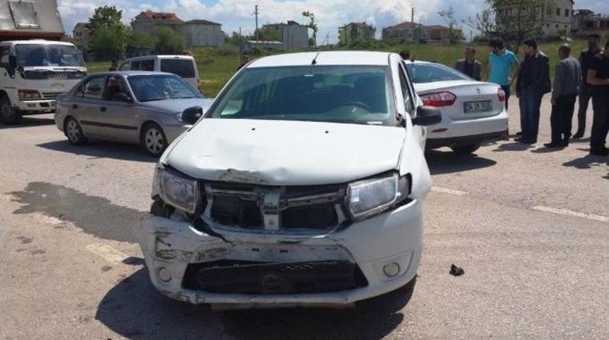 Kontrols&uuml;z Kavşakta Trafik Kazası: 1 Yaralı