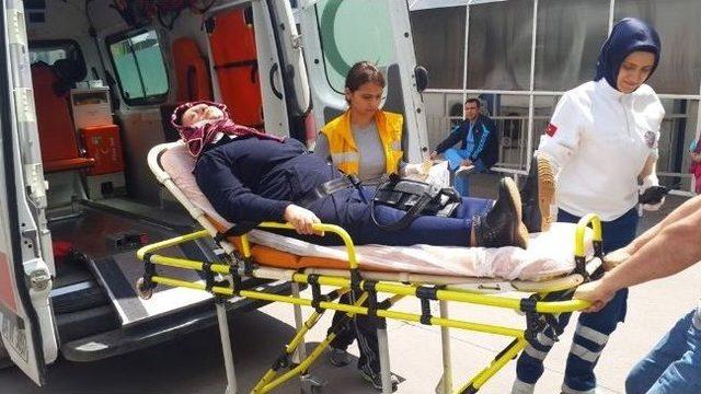 Kontrols&uuml;z Kavşakta Trafik Kazası: 1 Yaralı 1