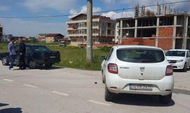 Kontrols&uuml;z Kavşakta Trafik Kazası: 1 Yaralı 2