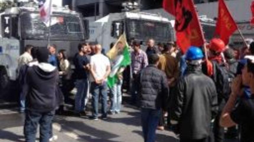 İzmir&rsquo;de Ak Parti Binasına Y&uuml;r&uuml;mek İsteyen G&ouml;stericilere İkinci M&uuml;dahale
