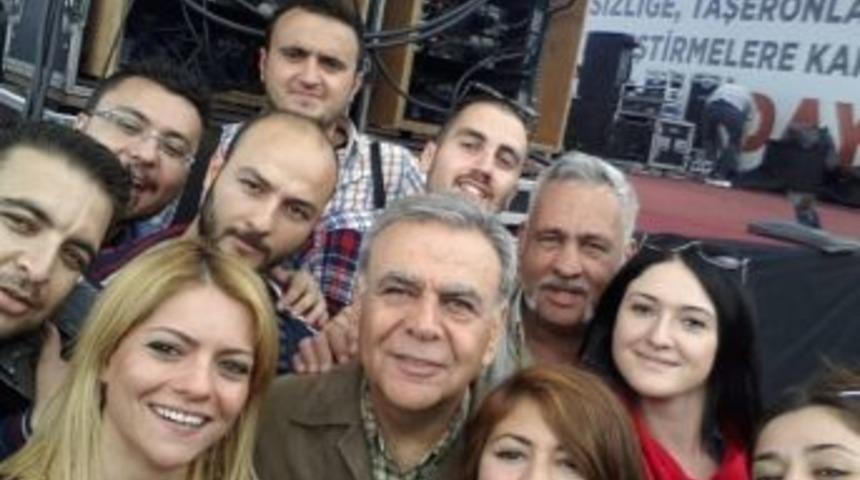 Kocaoğlu'ndan Basınla 1 Mayıs Selfie'si