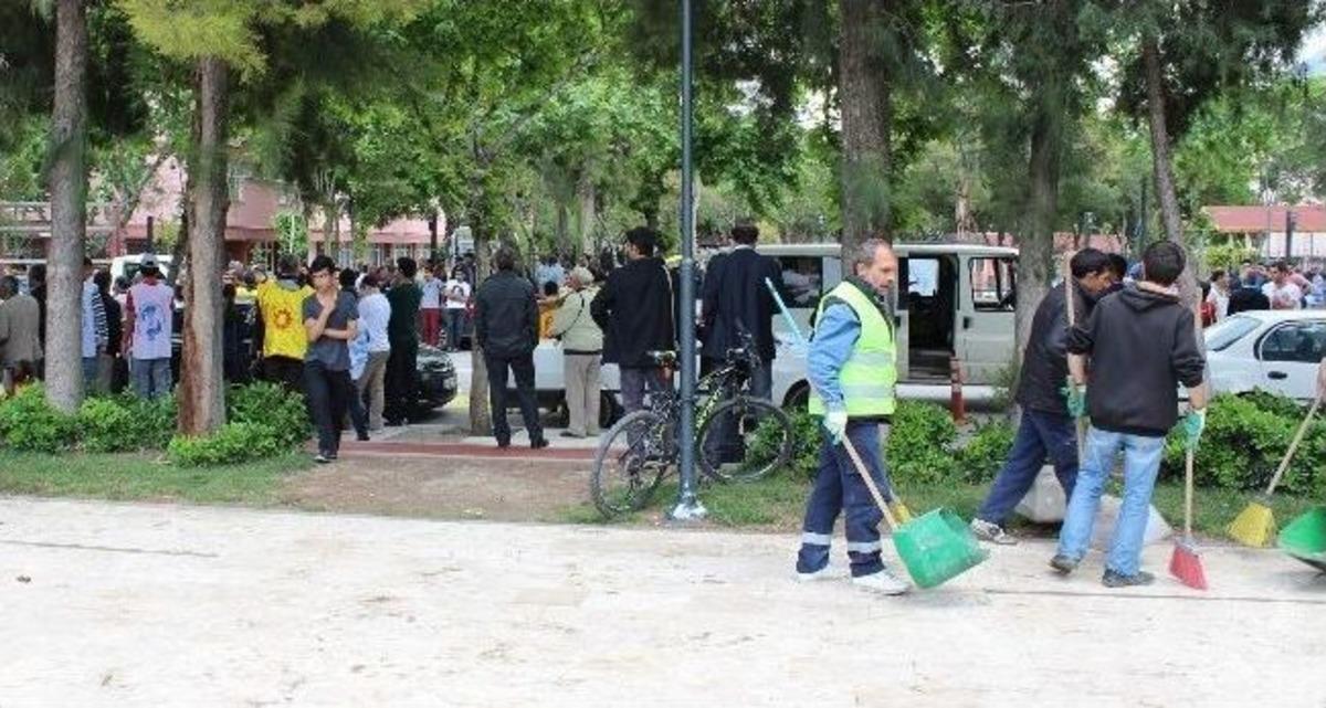 İş&ccedil;i Bayramını Kutlayan G&ouml;stericileri İzleyen Temizlik İş&ccedil;isi: