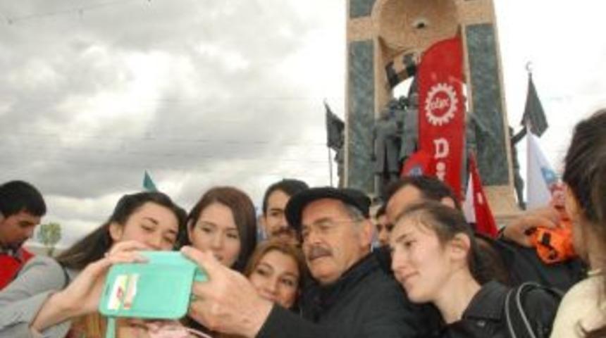B&uuml;y&uuml;kerşen İle Taksim Meydanı'nda Selfıe Yarışı