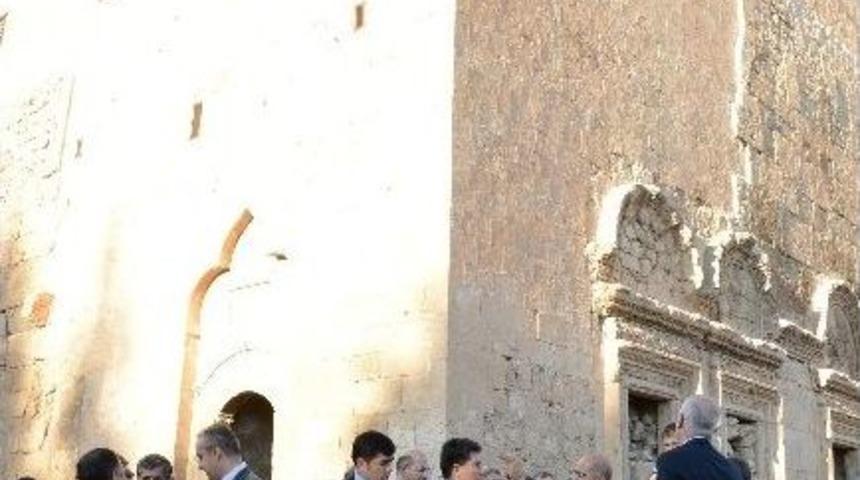 Mardin Valisi Cengiz Unesco D&uuml;nya Mirası Ge&ccedil;ici Listesine Giren Moryakup Kilisesi Ve Zeynelabidin Camisi'nde İncelemelerde Bulundu