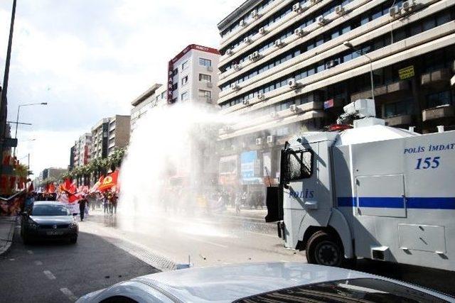 İzmir’de Göstericiler İşyerlerine Zarar Verdi