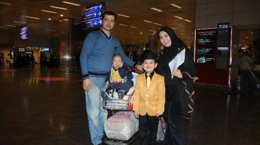 Nur Muhammed Ve Ailesi, Vize Sorunu Nedeniyle Havalimanında Mahsur Kaldı