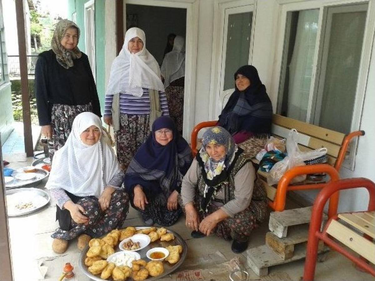 B&uuml;y&uuml;kpaşa K&ouml;y&uuml;nde Kandil G&ouml;deği Dağıttı