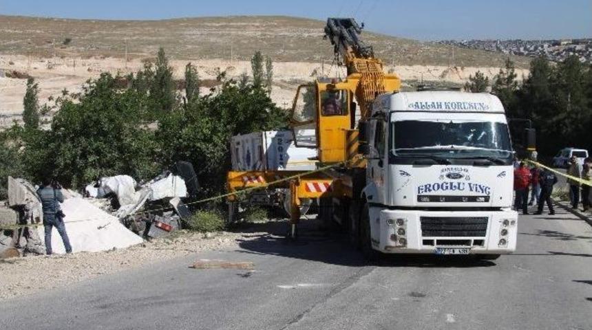 Eve Giren &Ccedil;akıl Y&uuml;kl&uuml; Tır&rsquo;ın Enkazı 6 Saat Sonra Kaldırıldı