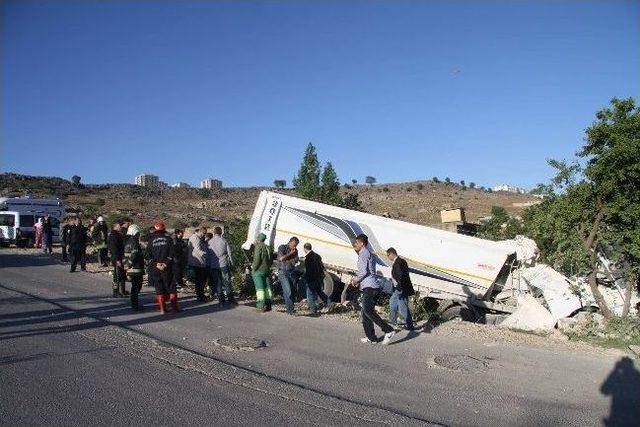 Eve Giren &Ccedil;akıl Y&uuml;kl&uuml; Tır&rsquo;ın Enkazı 6 Saat Sonra Kaldırıldı 1