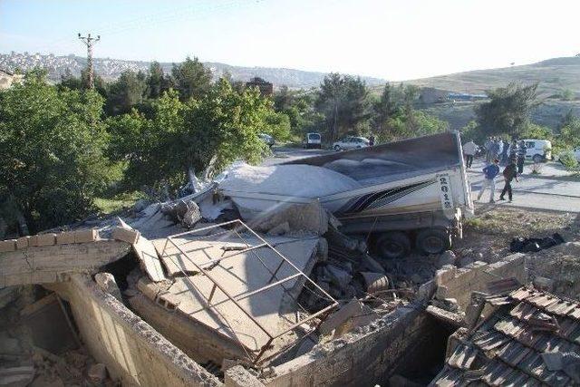 Eve Giren &Ccedil;akıl Y&uuml;kl&uuml; Tır&rsquo;ın Enkazı 6 Saat Sonra Kaldırıldı 2