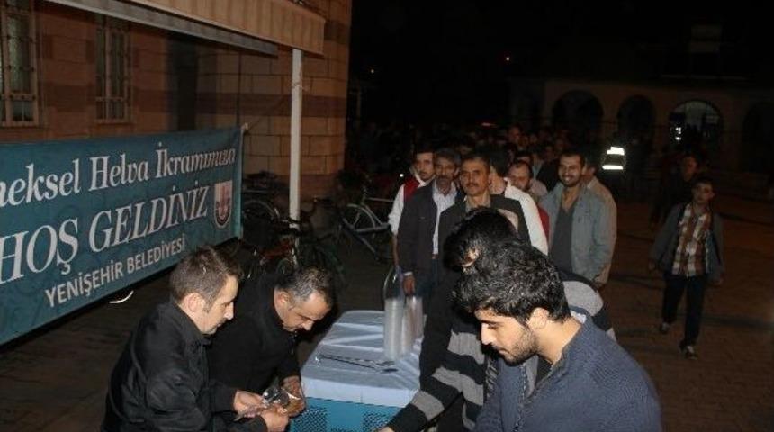 Yenişehir Belediyesi Helva Dağıttı