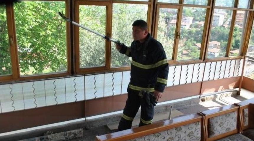 Eve Giren Yılanı İtfaiye Ekibi Yakaladı