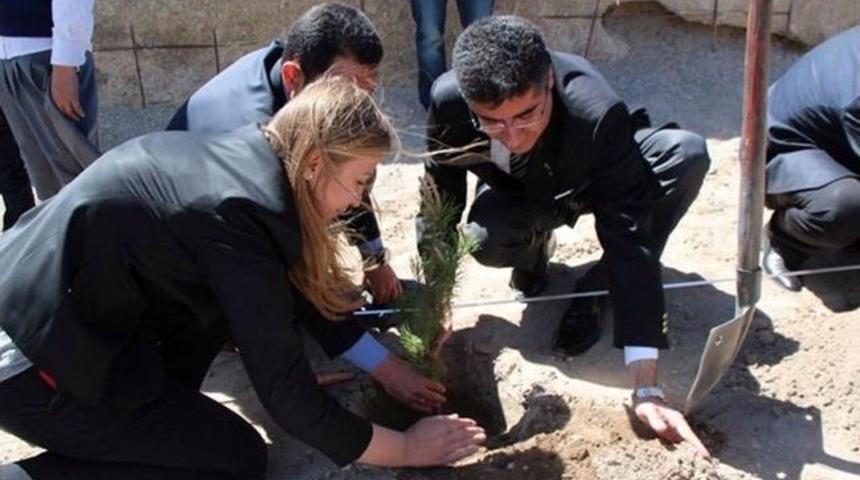 Kaymakam &Ouml;zbek &Ouml;ğrencilerle Birlikte Fidan Dikti