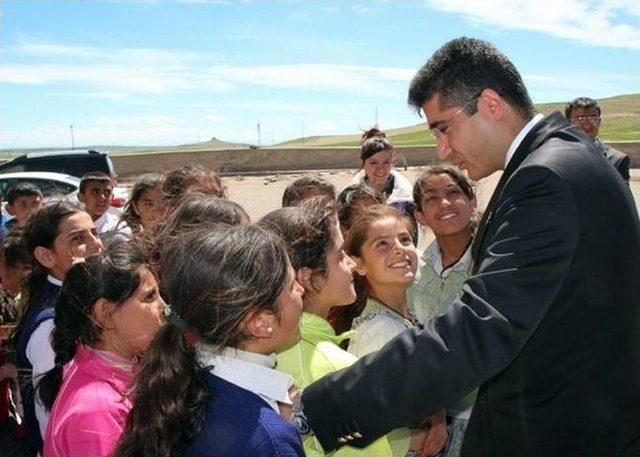 Kaymakam Özbek Öğrencilerle Birlikte Fidan Dikti