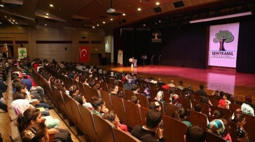 Şehitkamil Et&uuml;t Merkezi &Ouml;ğrencilerinden Kutlu Doğum G&ouml;sterisi