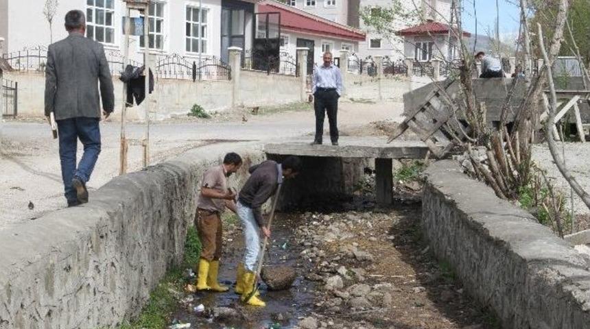 Varto&rsquo;da Kanal Temizleme &Ccedil;alışması