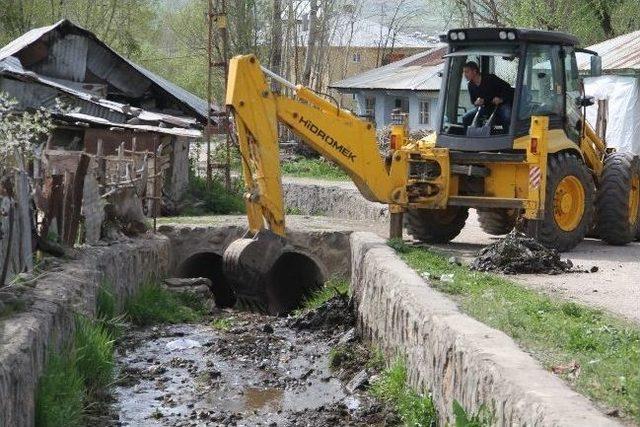 Varto’da Kanal Temizleme Çalışması