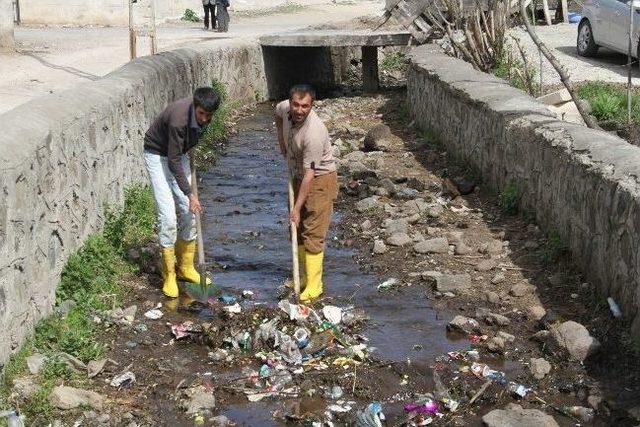 Varto’da Kanal Temizleme Çalışması