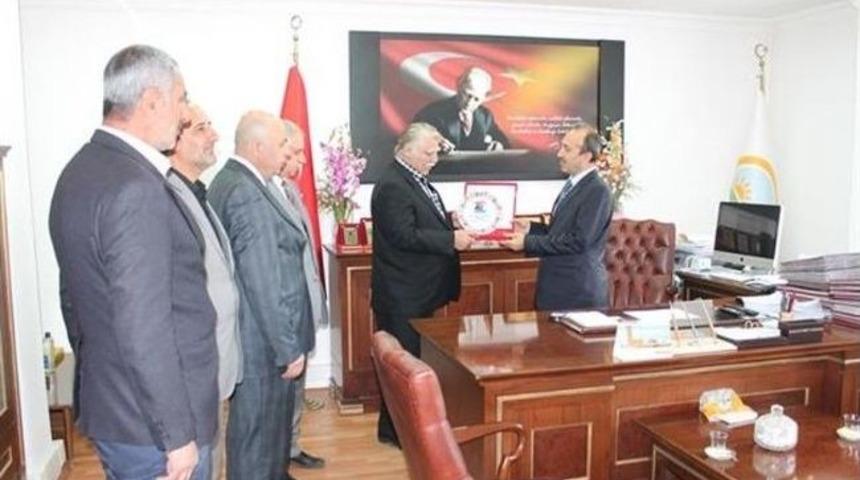 Kars Damızlık Sığır Yetiştiricileri Birliği&rsquo;nden Gıda, Tarım Ve Hayvancılık İl M&uuml;d&uuml;r&uuml;ne Plaket