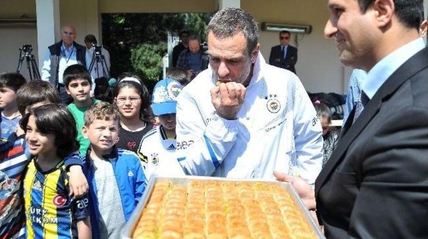 Fenerbah&ccedil;eli Minik &Ouml;ğrencilerden Ersun Yanal'a Tatlı S&uuml;rpriz