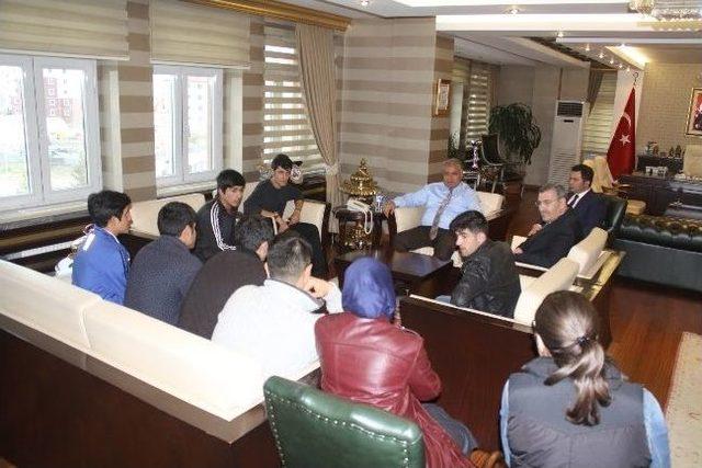 Vali Tekinarslan Şampiyonları Kabul Etti 1