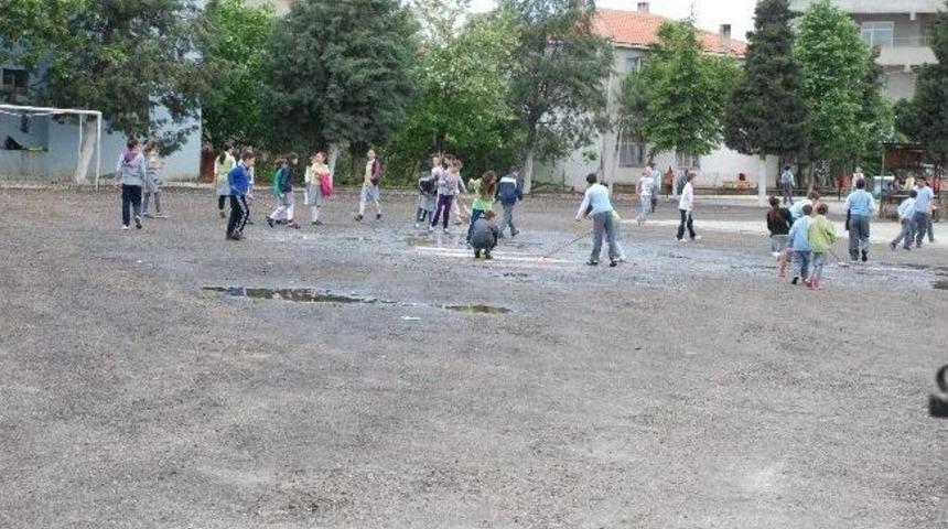 &Ouml;ğrenciler Oyun Alanlarını Temizledi
