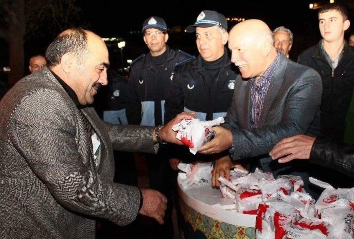 Başkan Sekmen, Kandil Simidi Dağıttı