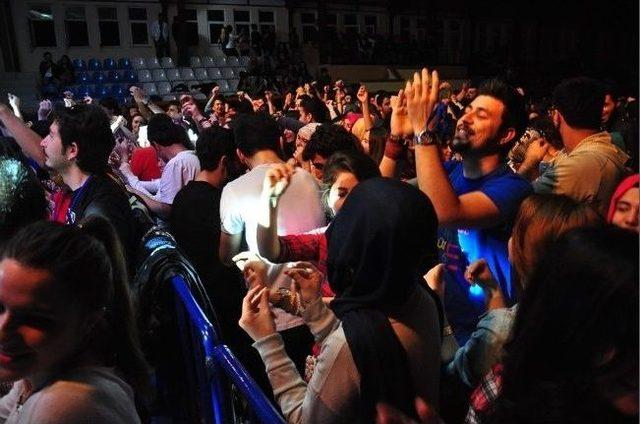 Oğuzhan Uğur, Om&uuml;&rsquo;de Konser Verdi 1