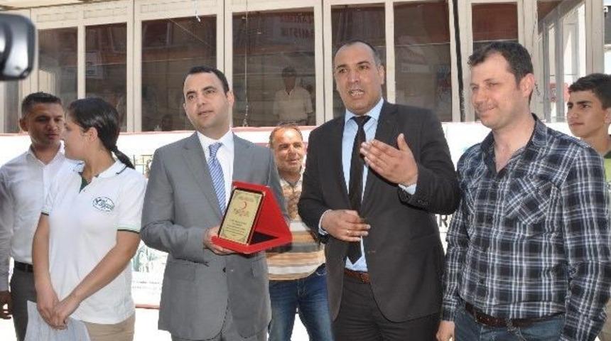 Kızılay'dan Kaymakam Ermiş'e Plaket