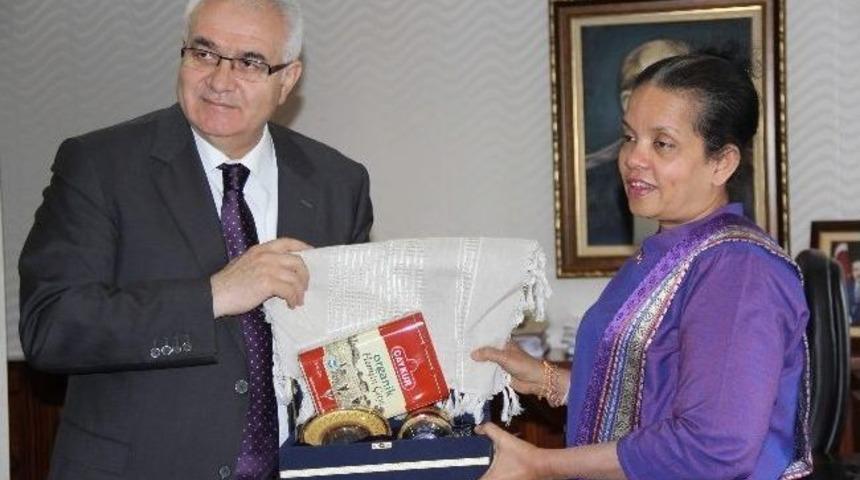 Srı Lanka H&uuml;k&uuml;meti Başbakan Recep Tayyip Erdoğan Adına &Ccedil;ay Bitkisi Geliştirdi