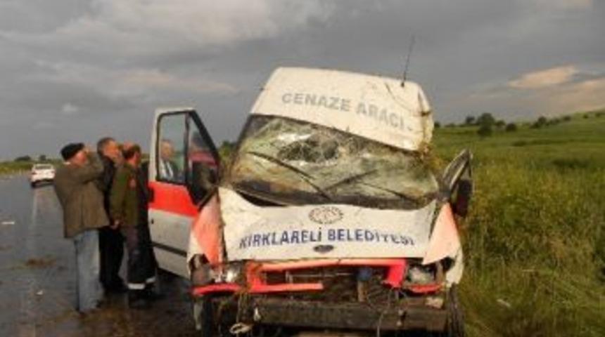 Biga&rsquo;da Cenaze Aracı Takla Attı: 3 Yaralı