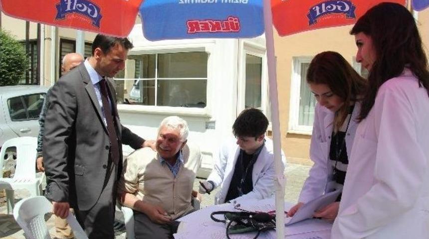 Ma&ccedil;kalılar'ın Tansiyonunu Ve Nabzını &Ouml;l&ccedil;t&uuml;ler