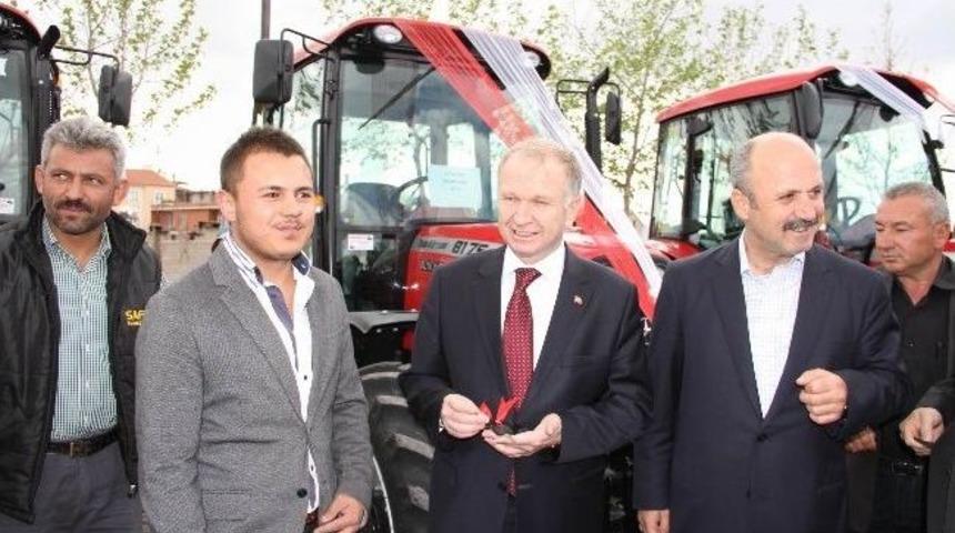 Nevşehir&rsquo;de &Ccedil;ift&ccedil;ilere 8 Milyon Tl&rsquo;lik Trakt&ouml;r Ve Ekipman Desteği