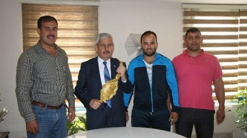 Pehlivanlar Altın Kemeri Başkana Teslim Etti