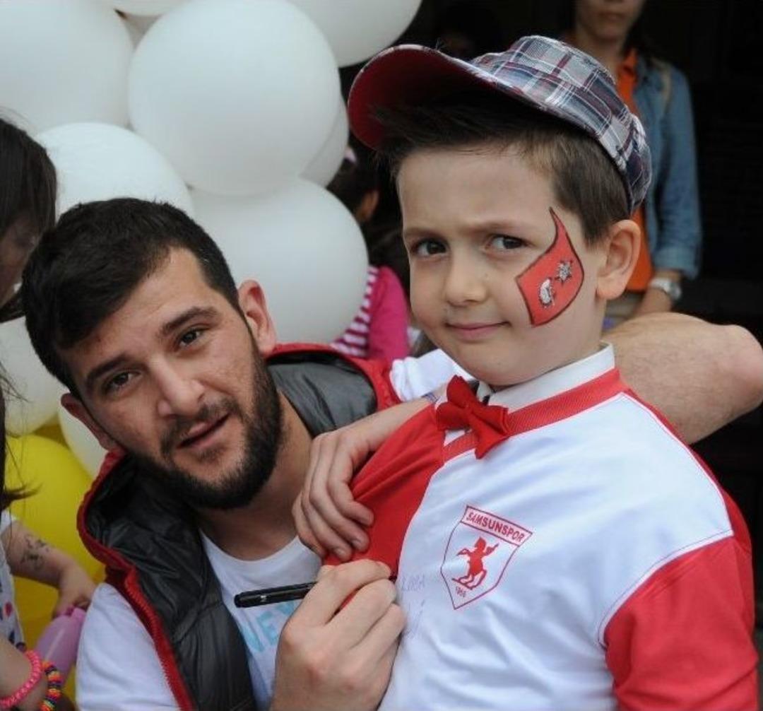 Miniklerden Futbolculara Sevgi Seli