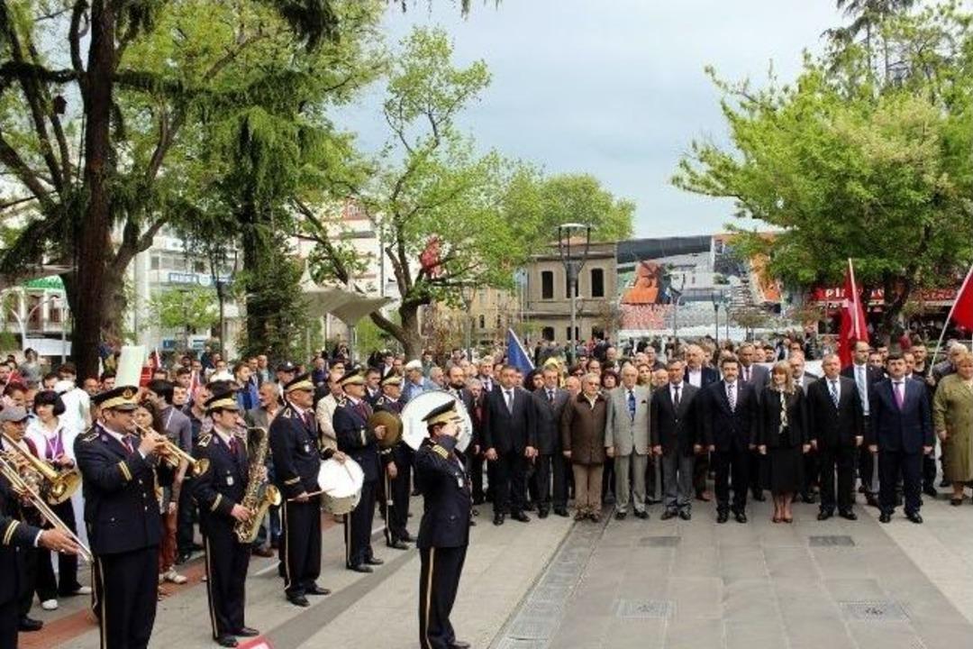 15. Uluslararası Karadeniz Tiyatro Festivali Kortej Y&uuml;r&uuml;y&uuml;ş&uuml; İle Başladı