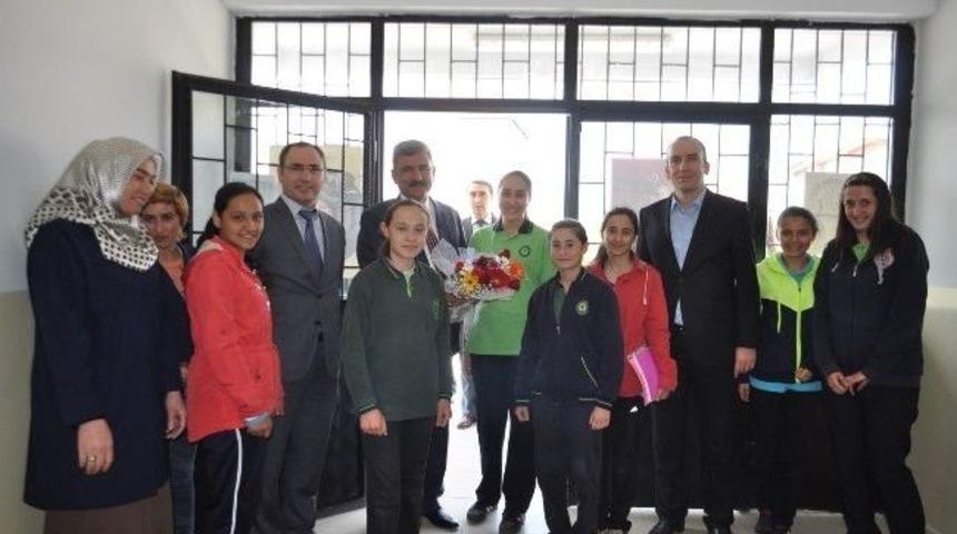 Belediyeden Okula Spor Malzemesi Yardımı