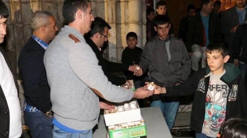 Kandil Simidi Yerine G&uuml;l Lokumu