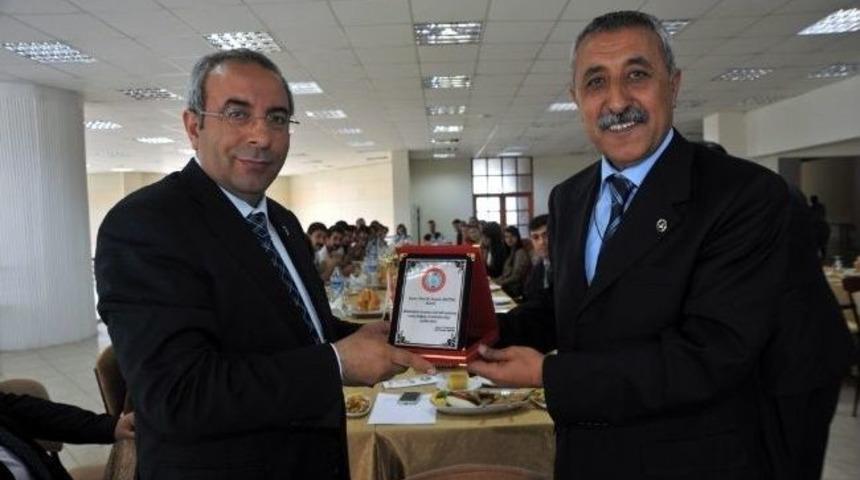 T&uuml;rkiye &Uuml;&ccedil;&uuml;nc&uuml;s&uuml; Olan Yy&uuml; Halk Oyunları Ekibi Rekt&ouml;r Prof. Dr. Battal'a Kupalarını Sundu