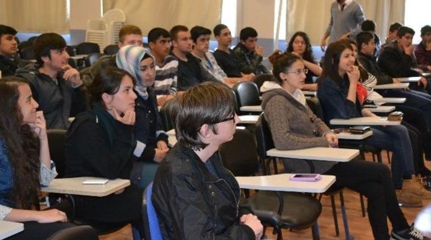 Gazeteci Tandoğan Deneyimlerini &Ouml;ğrencilerle Paylaştı