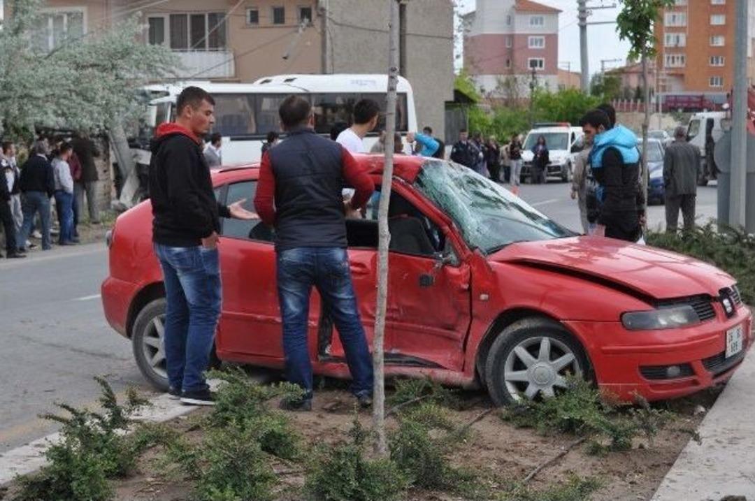 Eskişehir&rsquo;de Minib&uuml;sle Otomobil &Ccedil;arpıştı: 7 Yaralı