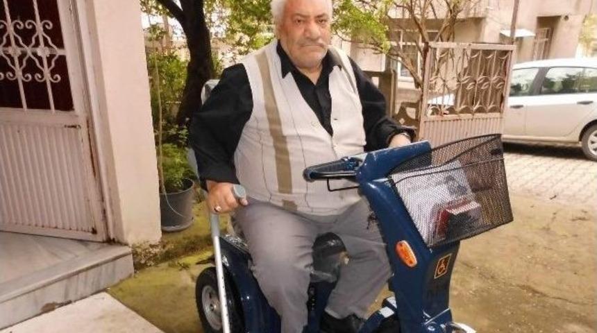 Arifiye Belediye Başkanı Engelli Vatandaşlara Ak&uuml;l&uuml; Ara&ccedil; Dağıttı