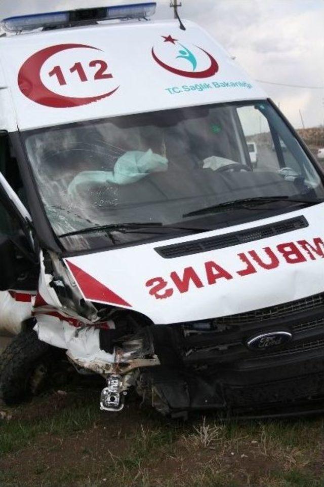 Kars Valisinin Makam Aracı Ambulansla Çarpıştı: 8 Yaralı 1