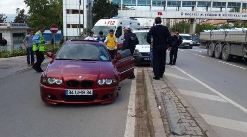 Kontrolden &Ccedil;ıkan Otomobil Bariyerlere &Ccedil;arptı