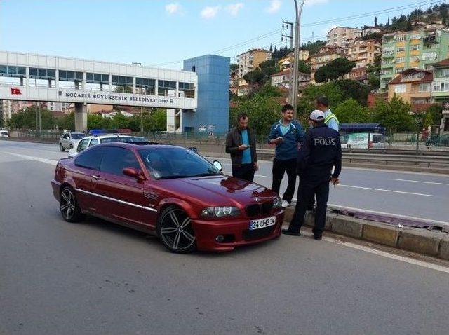 Kontrolden &Ccedil;ıkan Otomobil Bariyerlere &Ccedil;arptı 2