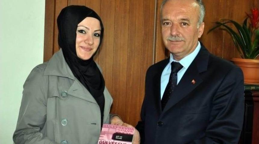 Gen&ccedil; Yazar Memleketinde İmza G&uuml;n&uuml;ne Katıldı