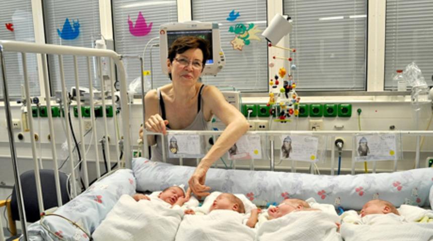 65 yaşında d&ouml;rd&uuml;z doğurdu, tarihe ge&ccedil;ti!