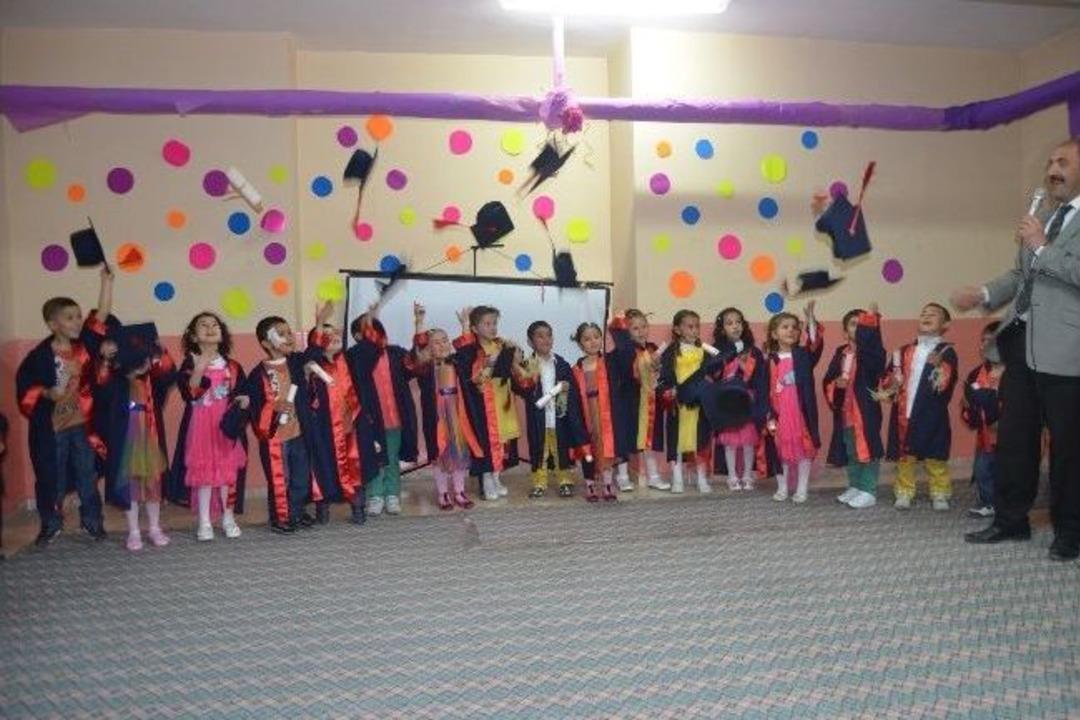 Anasınıfı &Ouml;ğrencilerinden Kep Atma T&ouml;reni